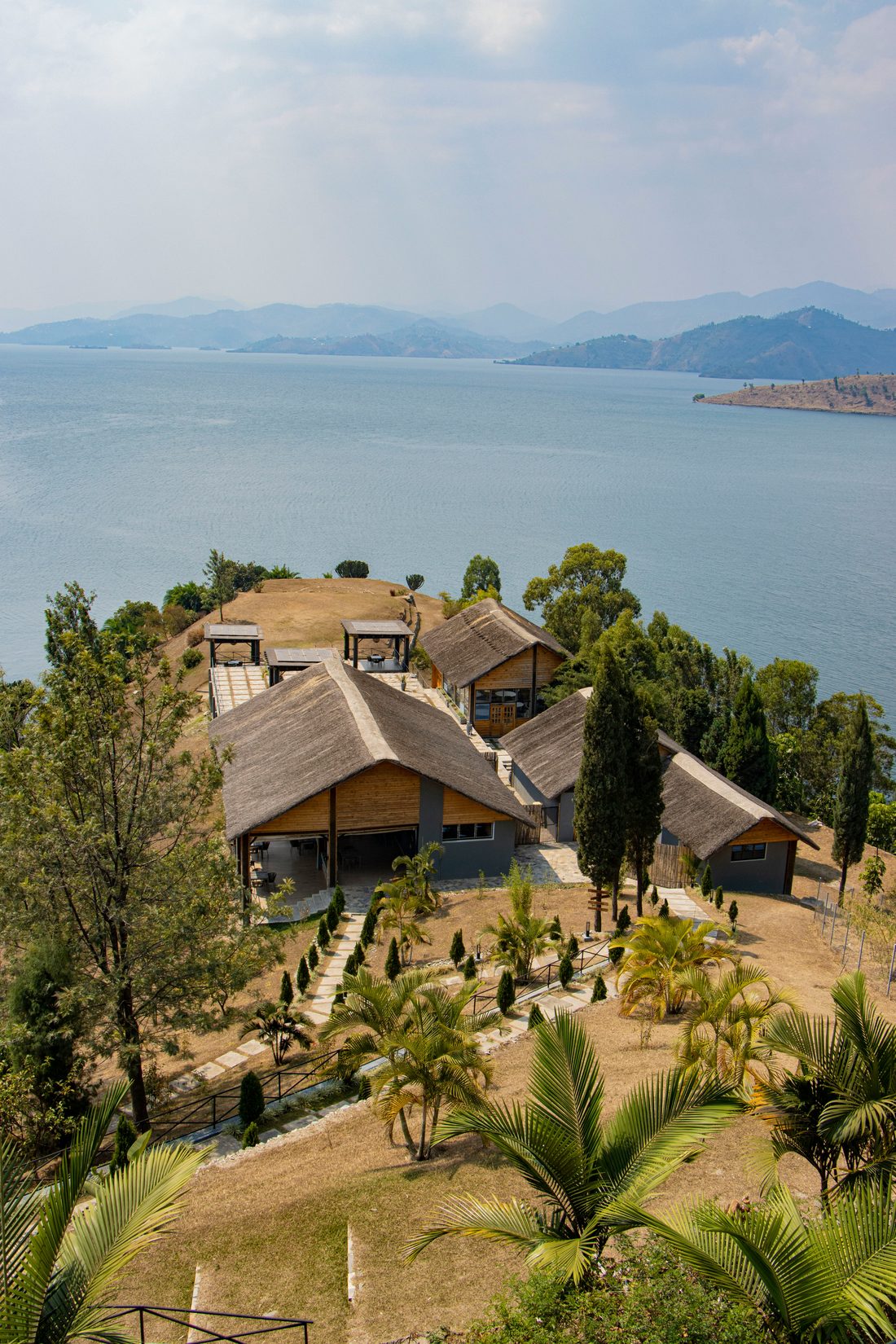 Lakeside lodge with a view over water and hills